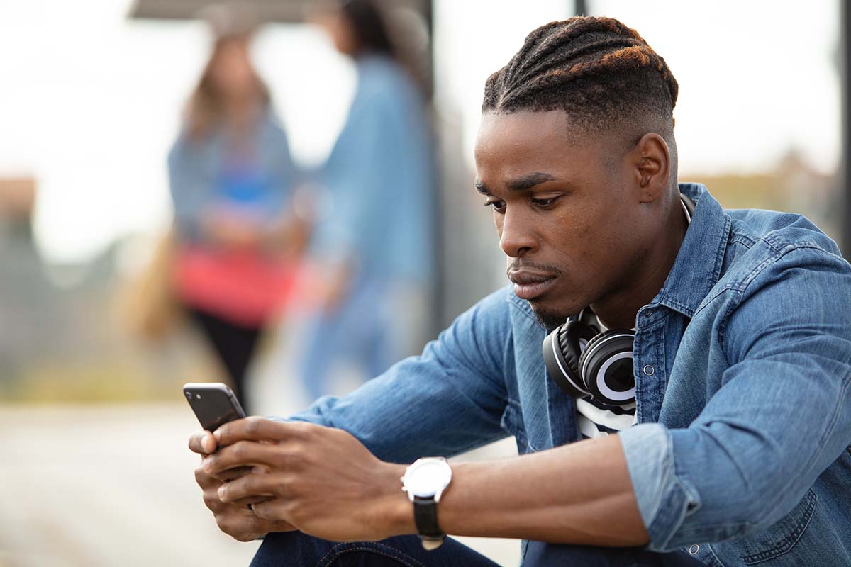 a man uses his phone to research the alcohol detox timeline